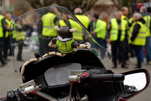  De quelle couleur sont les gilets jaunes ?